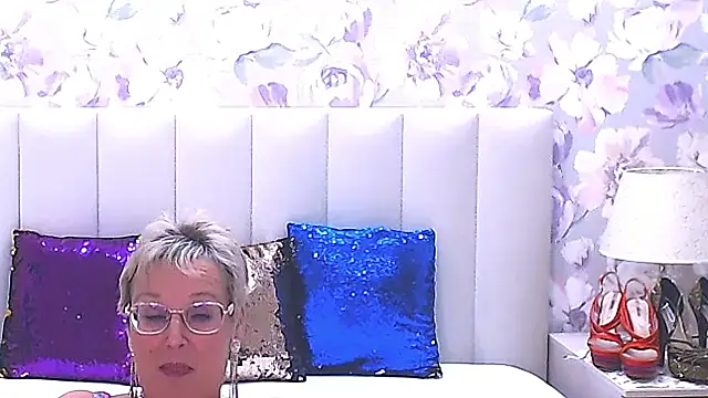 MilfyMommyXX's cam snapshot