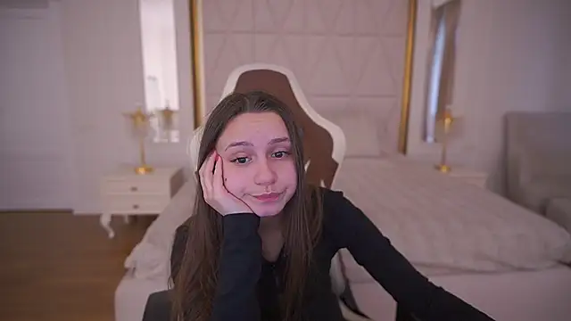 TinyNatalie's cam snapshot