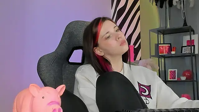 AliceSunday's cam snapshot