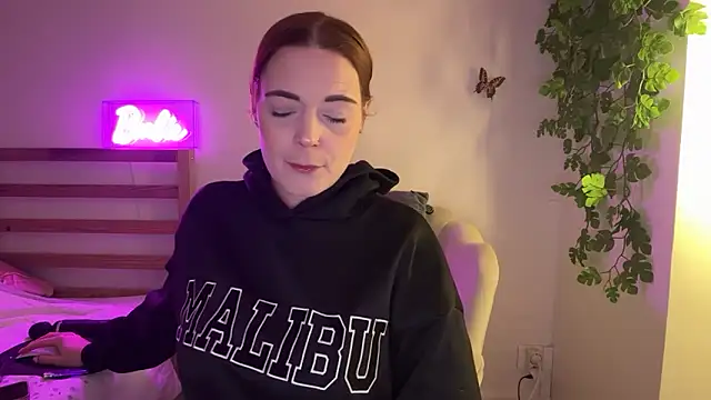 JuliaLaRousse live sex cam