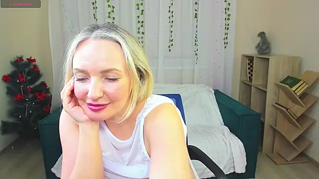 MonikaPinch_'s cam snapshot