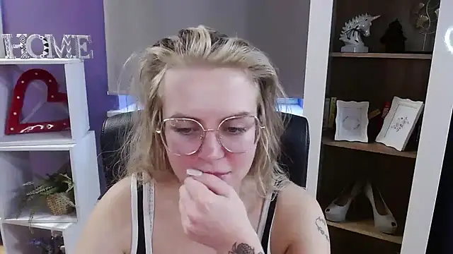 Zoey_Erotic's cam snapshot