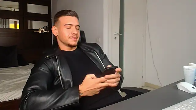 ElijahThorne live sex cam