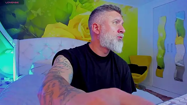 BlowMyXXL live sex cam