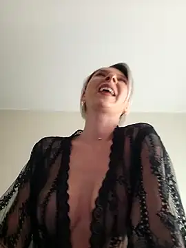 Raluca_Fr's cam snapshot