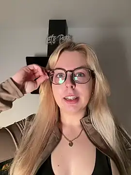 Livewithlucy live sex cam