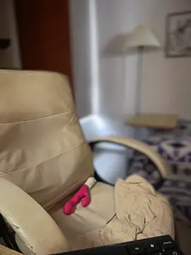 horny_roomiess's cam snapshot