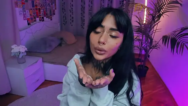 CharimgSabrina's cam snapshot