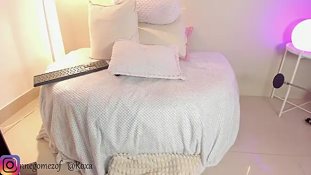 roxannegomez live sex cam