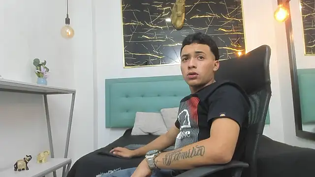 MarcusLux_'s cam snapshot