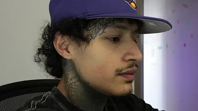 trieone live sex cam