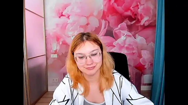 AngelinaLow's cam snapshot