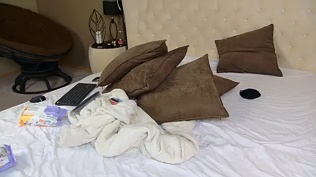 yourselenaa's cam snapshot