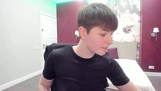 EmiliaYours's cam snapshot