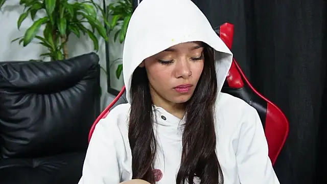 sara_sharma_'s cam snapshot