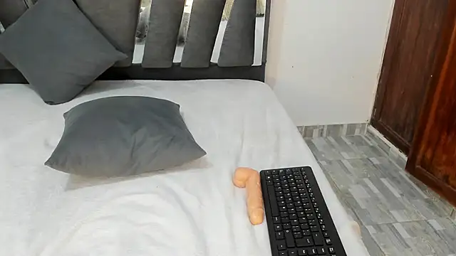 ElleDiamond1's cam snapshot