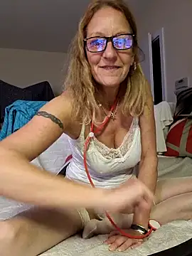 HotWifeLyn68 live sex cam