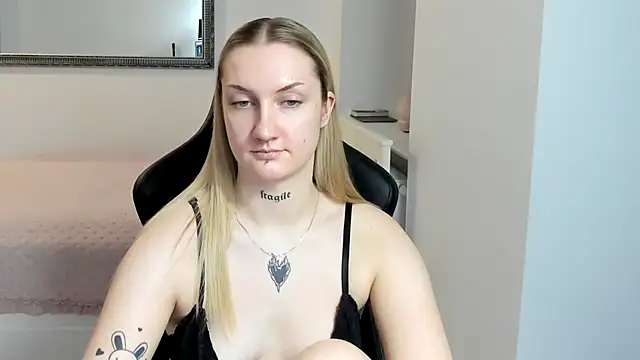 AlexaTease's cam snapshot