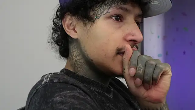 trieone live sex cam