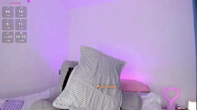 _lucianapalmer's cam snapshot