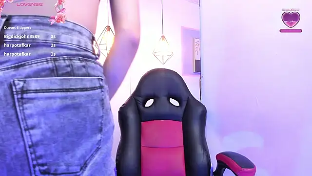 april_jones05's cam snapshot