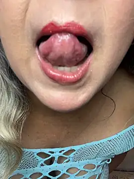 Lucy_Milf_474's cam snapshot