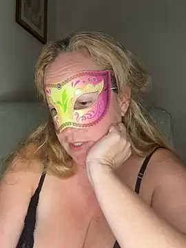 largeboobies30's cam snapshot