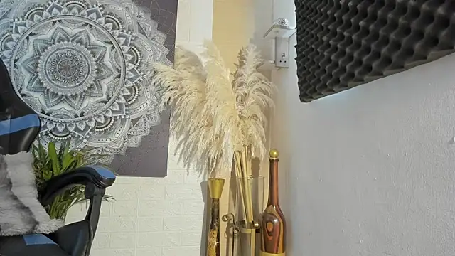 mask_red_girl's cam snapshot