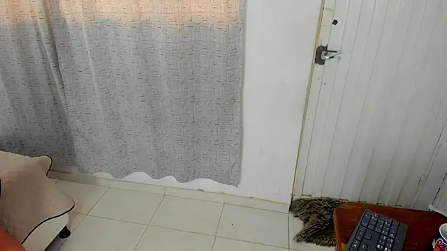 miss_charlott_18's cam snapshot