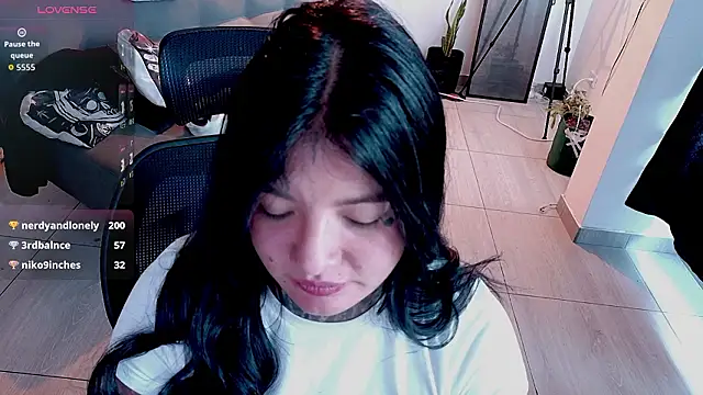 Unatatuada live sex cam