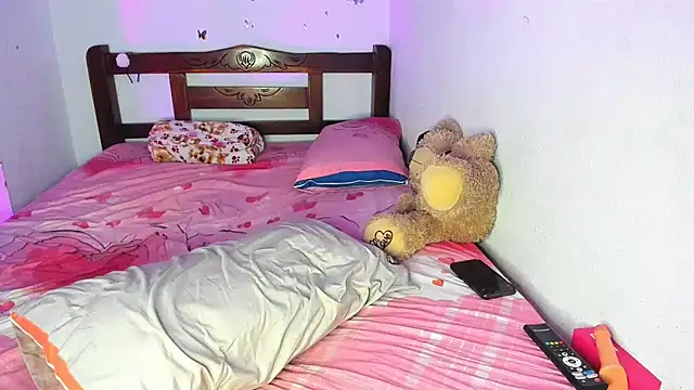 Babyhoney18's cam snapshot