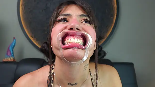 miss_sharlotte18's cam snapshot