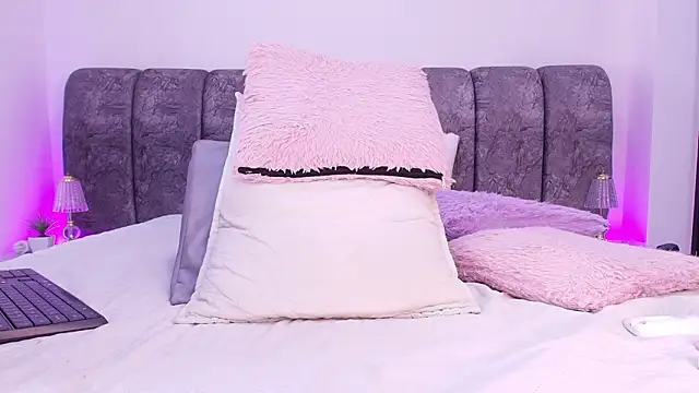 naia_blessed's cam snapshot