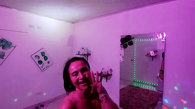 Latin_Lola's cam snapshot