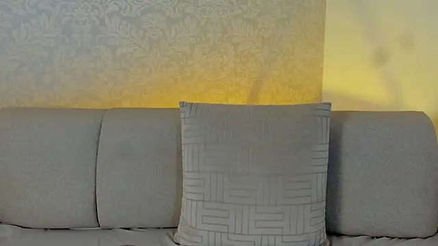 Emmi_Roberts's cam snapshot