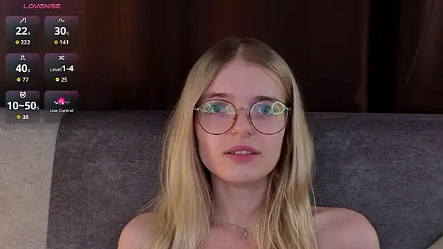 MonicaShiny's cam snapshot