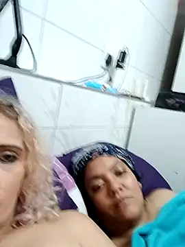 2Juicy_pussy's cam snapshot