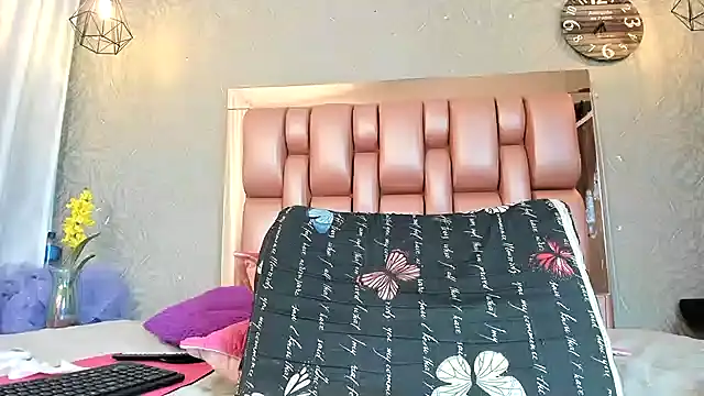 KOURTNEY-- live sex cam