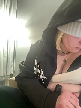 KITTYBOOBOOFUXX's cam snapshot