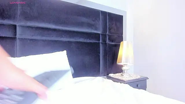 CarolineLee_'s cam snapshot