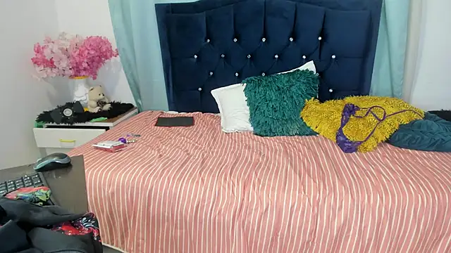 Inaya_Khalifa's cam snapshot