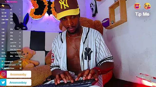 Aroonsexyboy live sex cam