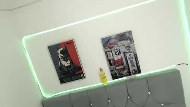 Loganjhonson19 live sex cam