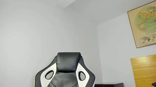 emma_hiltonn_'s cam snapshot