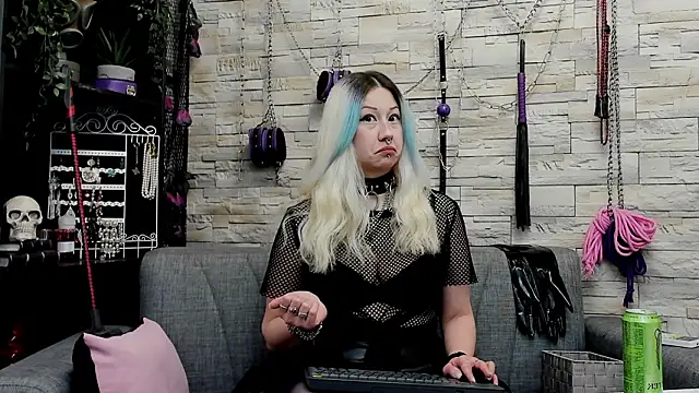 CruelMistress live sex cam