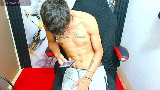 The_latin_boy's cam snapshot