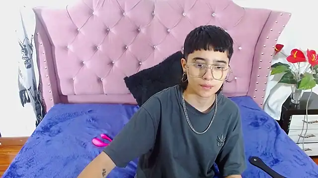 katalinathxandbritney1's cam snapshot