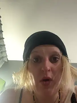 KITTYBOOBOOFUXX's cam snapshot