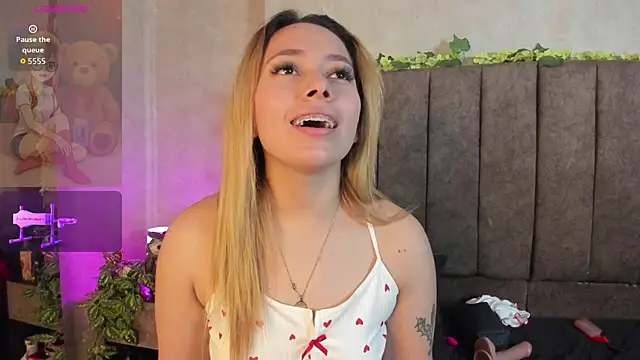 LanaMills_'s cam snapshot