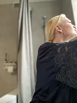 BlondeDoll_'s cam snapshot